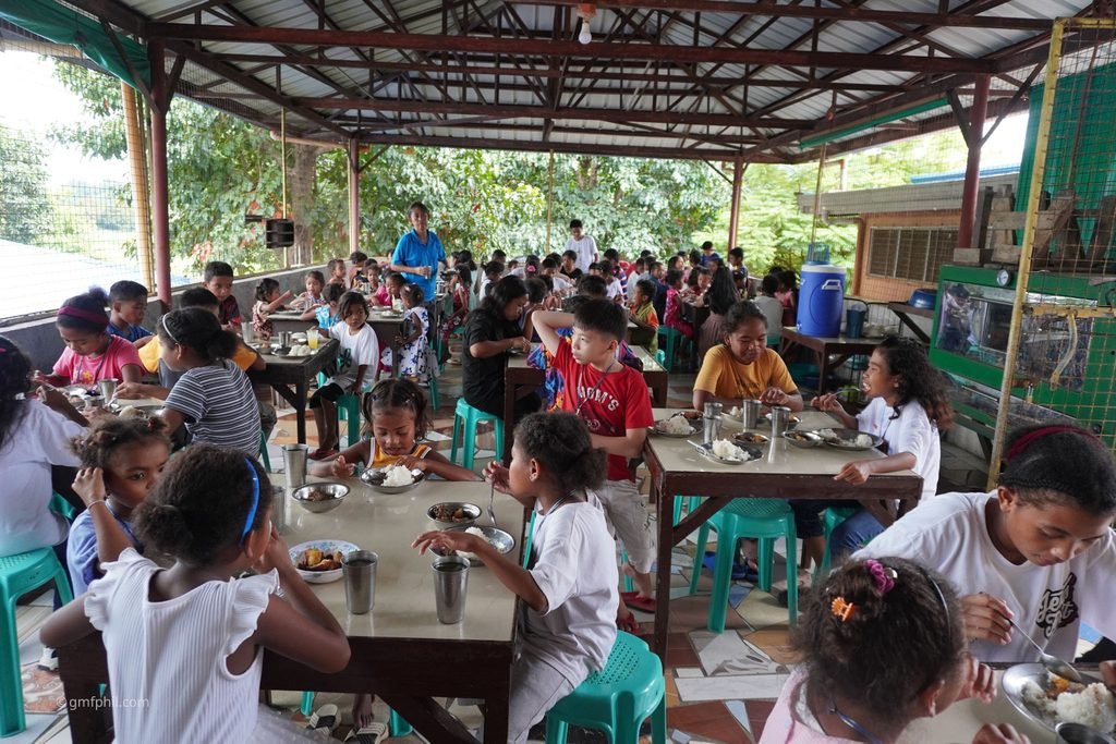 Group shot of Balaybay school lunch room.