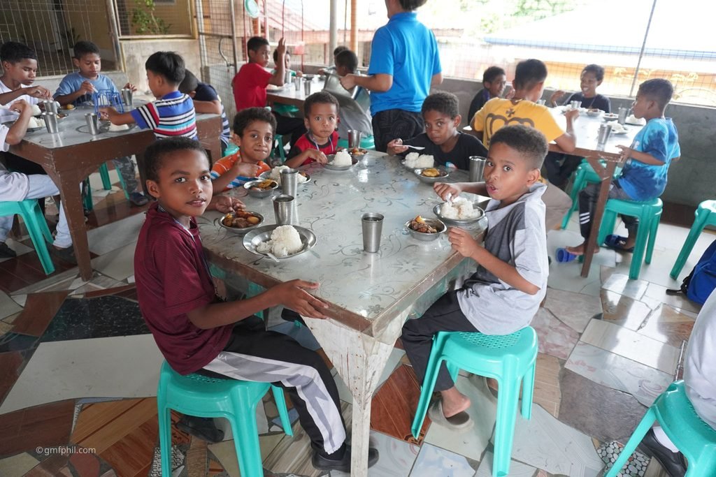 Aeta kids enjoy meal.