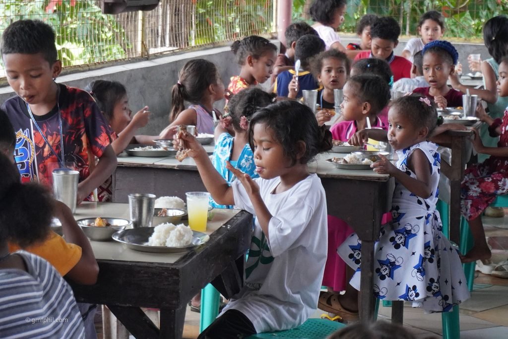 Many Aeta children eating a meal.