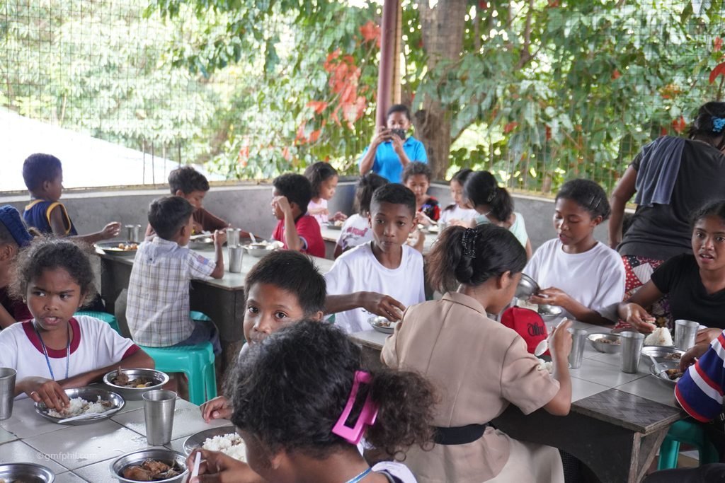 Many Aeta children eating a meal.
