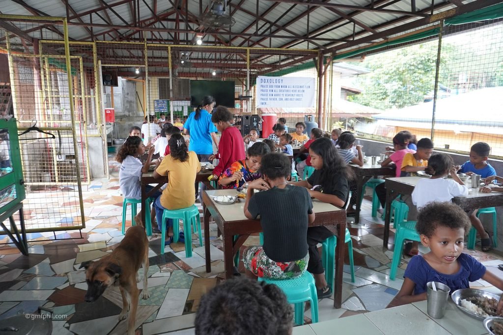 Another long shot of the Balaybay lunch room.