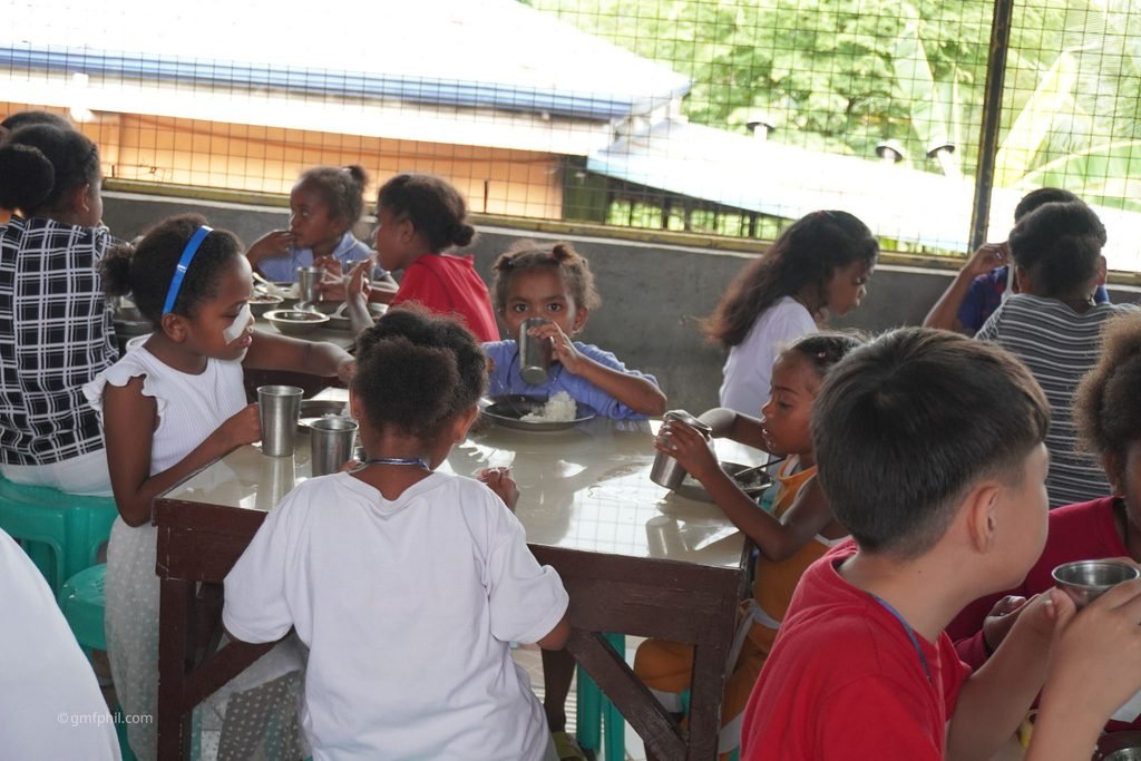 Group of kids eating meal.