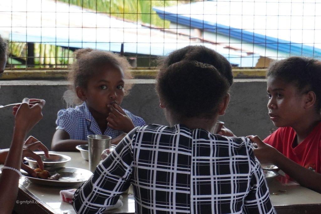 3 kids eating.