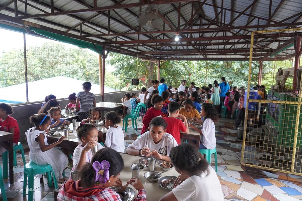 Long shot of Aeta school lunch room.